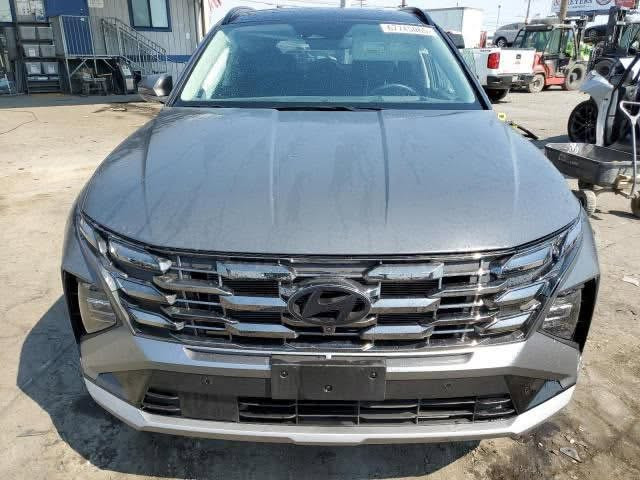 ﷽
للبيع فقط 
‏Hyundai tucson limited 
هونداي توكسان لميتد 
الموديل : 2025
الون : طافي
العداد : 8 الف ميل قابل للزياده

الضرر : صور الحادث مرفقه بلمنشور بدون تبديل اي قطعه /
ملاحظه راديترات وبدنه بلاديه

المواصفات :-
1-شاشة عرض داتشو 
2-المحرك   v4    2.500
3-بصمة تشغيل + بصمة ابواب 
4-اصطفاف ذاتي(تقديم + ترجيع عن طريق الريمونت)  
5-فتحة بانوراما
6-سماعات هارمن كاردن عدد 16
 7-رادار امامي  + خلفي + جانبي
8-حساسات امامي + خلفي 
9-كامرات عدد 5  360 درجة 
10-كشنات امامي خزن ميموري 
11-كشنات تدفئة وتبريد امامي
12-انارة داخليه (محيطيه) + انارة دشبول 
13-كشنات خلفيه تدفئه 
14-تبريد امامي + خلفي منفصل التحكم
15-تحكم ستيرن + شفتات
16-تدفئة ستيرن 
17-مرايا هيتر + تعتيم 
18-صندوق كهربائي شفط + اربع وضعيات فتح صندوق
19-وضعيات قيادة  (3)
20-ويل كب حجم  19
21- نقطة عمياء 
22-سايد بريك بصمة + مثبت سرعة
23-شحن وايرلس 
24-إشارات بالمرايا  + إشارات جانبيه
25-اوتو هولد 
26-تحديد مسار
27-شاشة ديجتال كبيرة
28-تشغيل عن بعد .
29-تتقدم وترجع بالريمونت
30-دفع رباعي
31-نظام مانع انزلاق 
32-نظام نزول منحدرات
33-كشنات كهرباء
34- كار بلي وايرلس
وبعد بيها هوووواي مواصفات معروف اللمتيد الVIP فول 1/1
السياره رقم بغداد انكليزي بأسمي
السعر 205
***********
بغداد الامين الثانيه
