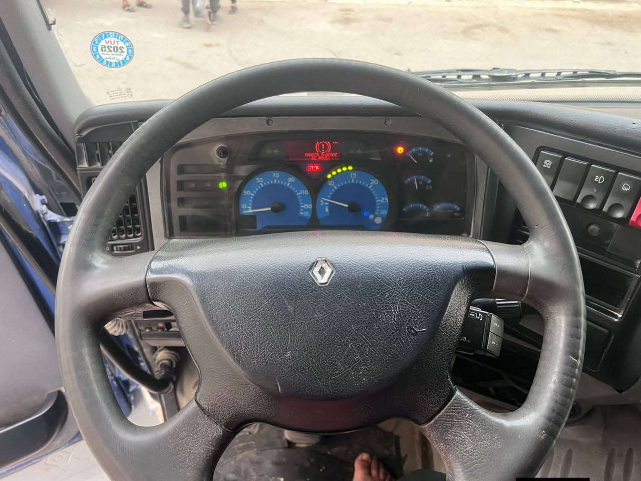 السلام عليكم رينو تنكر للبيع موديل 2003 كير عادي سنويه جديده هزه جديد إلى ٢٧ بدون صبغ كير خير من الله مكينه مبدل طابوكه كصه جديده حموله 14 الف  تانكي رجعته كصير على البلادي  شاصي كير مكينه تانكي كله مكفول السعر 110وبي مجال للشاري اي استفسار اتصل على الرقم *********** ملاحظه اخوان فلوس التحويل عليه اني
