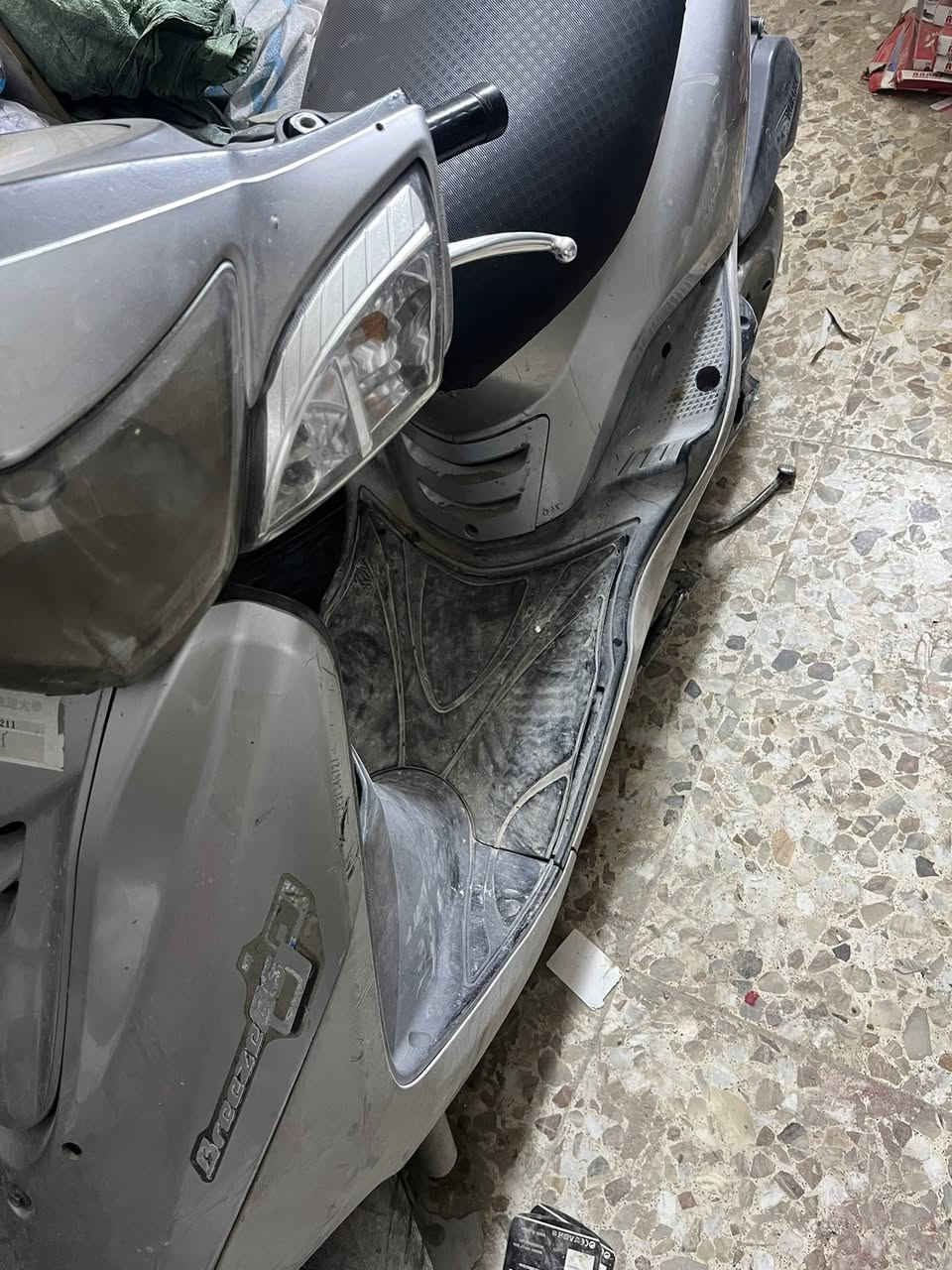 السلام عليكم بريز بغبغاء نوزل للبيع الدراجة كاملة من كلشي بيهة نقص شغلتين بسيطات كلش : 
 1️⃣واقية مال صالنصة 
2️⃣ وقمچي مال كيلو متر  
وهمين ماعندي مجال يرادلهة غسلة مرتبة وبس

الدهن مالتهة يورول 40-10 والبانزين محسن 
الدراجة فول ما توگفك إني ما أبيعها بس محتاج فلوسها 
السعر 700.000 وبيها مجال للشراي 
مكاني بغداد مدينة الصدر 
للاستفسار 📞*********** بي واتساب
