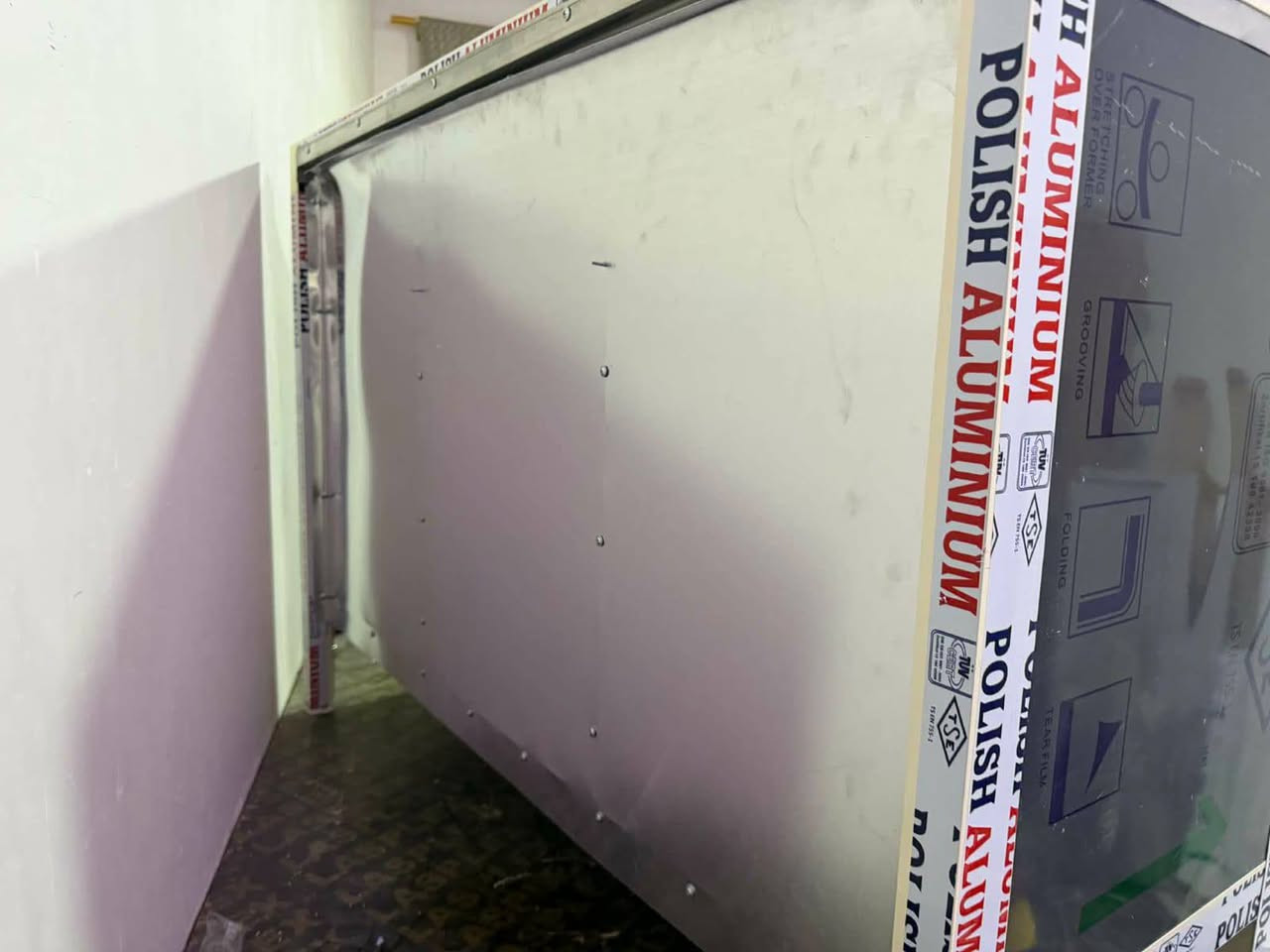 سلام عليكم غراض للبيع
1...براد شغال نضيف كلش 
2..دمبلص نضيف 
3..سنك متر وربع جديد مامستخدم ابدد نضيف كلش كدامكم 
4..طباخ اربعه عين ابو الفرن وأوفن كهربائي نضيف كلش 
5..صوبه ام المنضر نضيفه كلش 
6..بلازمه حجميه 55أوربي باله
7..مجمده 14 قدم نضيفه بشكل عام التواصل على الرقم واتس ***********
