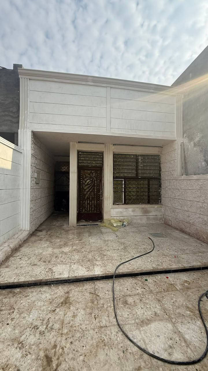 _ مساحته112متر

_ تبليط مجاري كهرباء ماء 

_ استقبال غرفة مطبخ خدمات هول 

_ للاستفسار ***********
