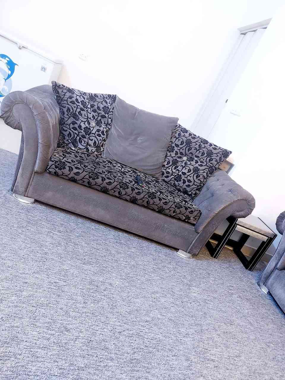 تخم قنفات ديوان (أثاث منزلي) بحالة ممتازة للبيع
​التفاصيل:
​الحالة: نظافة جداً عالية (نسبة 90%)، الاستخدام حشمة ومحافظ عليه.
عدد المقاعد : ١٠ مقاعد وليس ٨ مقاعد 
​التصميم: مرتب وشغله نظيف، يلوگ للصالة أو الاستقبال.
​السعر المطلوب: 300,000 دينار عراقي.
​ملاحظة: بي مجال بسيط جدا للشراي الطيب والمستعجل.
​الموقع: (السيدية)
للتواصل: (***********)
