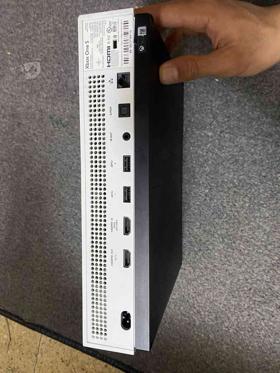 xbox one s للبيع 
معاه كيبل التشغيل + اليدة + واير ال HDMI 
السعر ١٧٠ وبيع مجال بسيط مستعجل على البيعة مكاني الموصل الايسر رقمي***********
