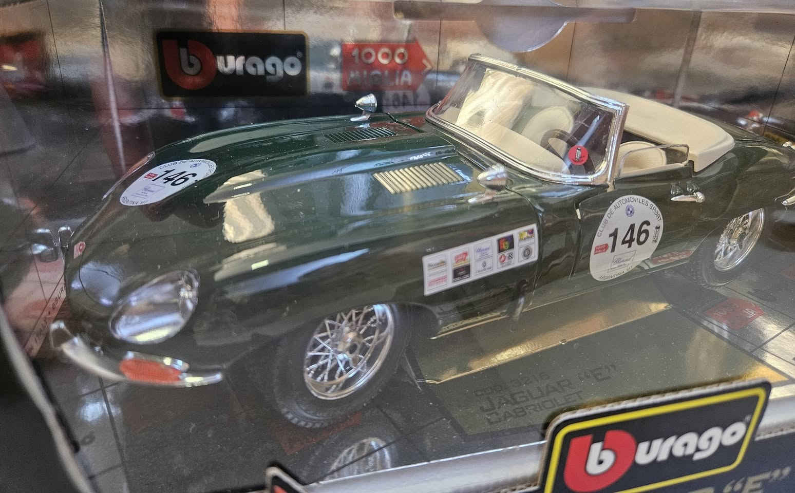 السلام عليكم 
مصغر سيارة معدني بمقياس 1/18 من طراز  جاكوار Jaguar E Type Cabriolet موديل عام 1961، تم تصنيعه بواسطة شركة Bburago.
النموذج يأتي باللون الأخضر ويتميز بتفاصيل دقيقة في التصميم الداخلي والخارجي، ومصنوع في إيطاليا.
يحتوي الصندوق على علامة تجارية 1000 Miglia
السعر ٧٥ الف


**إذا كنت صاحب هذا الإعلان وتريد حذفه لأي سبب، رجاءا أرسل رسالة إلى الدعم الفني**
