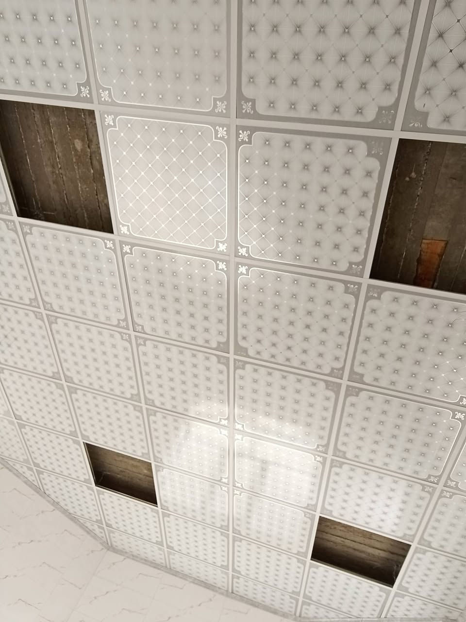 السلام عليكم تنفيذ كافه أعمال الديكور سقف ثانوي جبسن بورد تغليف جدران ورق جدران للأستفسار الاتصال على الرقم ***********
