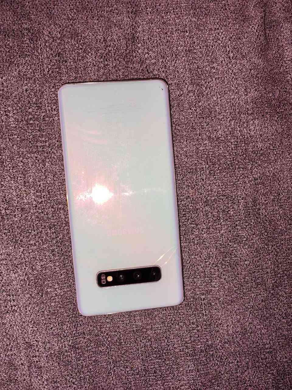 موبايل سامسونگ s10 plus ذاكرة ١٢٨ نظيف مابي تصليح ظهرة بي فطر قليل ويا كارتونه وشاحنة للبيع ب٣٠٠ للتواصل *********** واتساب او اتصال
