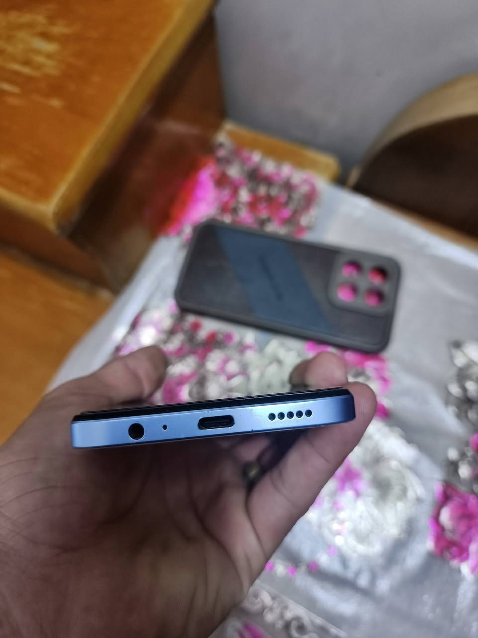 هونر إكس ٦اي ذاكره ١٢٨ نضيف كلش ومكفول من الفتح فقط بي هذني إلي بلضهر أثر وكعه للبيع سعره ١٠٠  قفل شراي اتصل *********** اطي ضمان شهر بي أي عطل بي يرجع الله شاهد بدون ملحقات فقط جهاز وحافضه ولاسق مخليله
