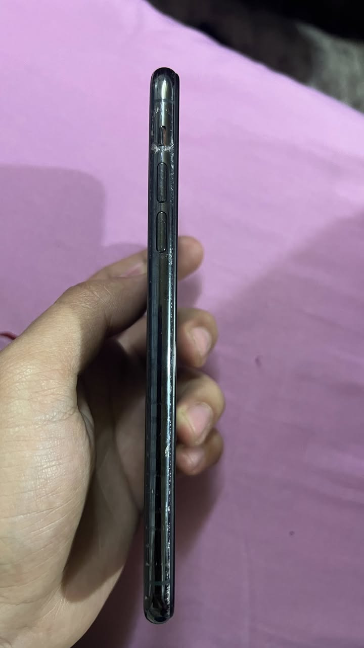 ١١ برو ماكس
ذاكرة ٢٥٦ 
بطارية ٨٦ 
مبدل شاشة +اهتزاز كامره  فقط بالبورترية x2
سعر ٢٠٠ وبي مجال بسيط 
*********** بغداد
