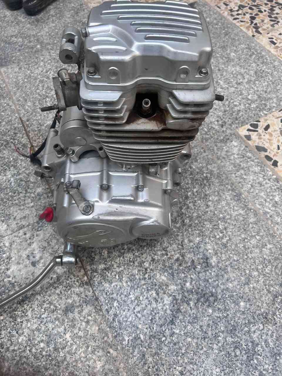 سلام عليكم مكينه للبيع مبدل بيه بوشه وبستم  وكلجات جدد محرك نضيف وشغال سعر 100وبيه مجال قليل وشراي يجي خاص وبخدمته رقم المبايل *********** مكاني ناصريه حي الشموخ
