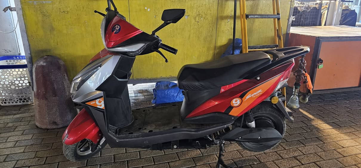 سلام عليكم دراجه شحن
السرعه 99الشحن الواحد تمشيك 50 k
نضيفه الله شاهد نقصه بس بريك خلفي بي خلل 
6بطاريات 
السعر 850 وبيه مجال حك الجيه 
متواجد فيس 
وتساب ***********
بغداد مدينة الصدر
