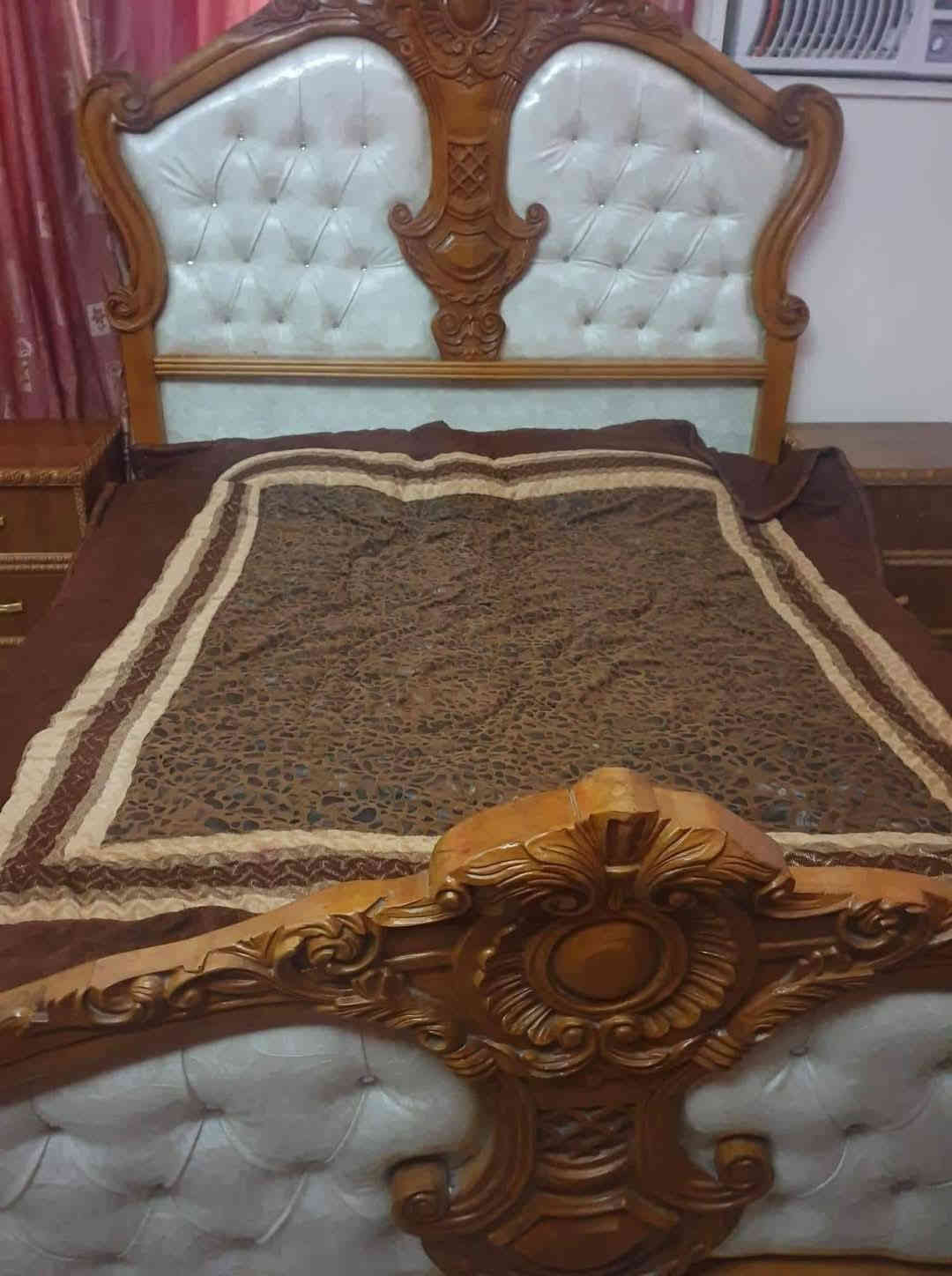 غرفه نوم صاج ٦ قطع صاج توصاه مو تجاري ضررها بس ميز تواليت بي فطر مقدار اصبع من صفحه ميبين السعر ٥٠٠ تواصل ***********
