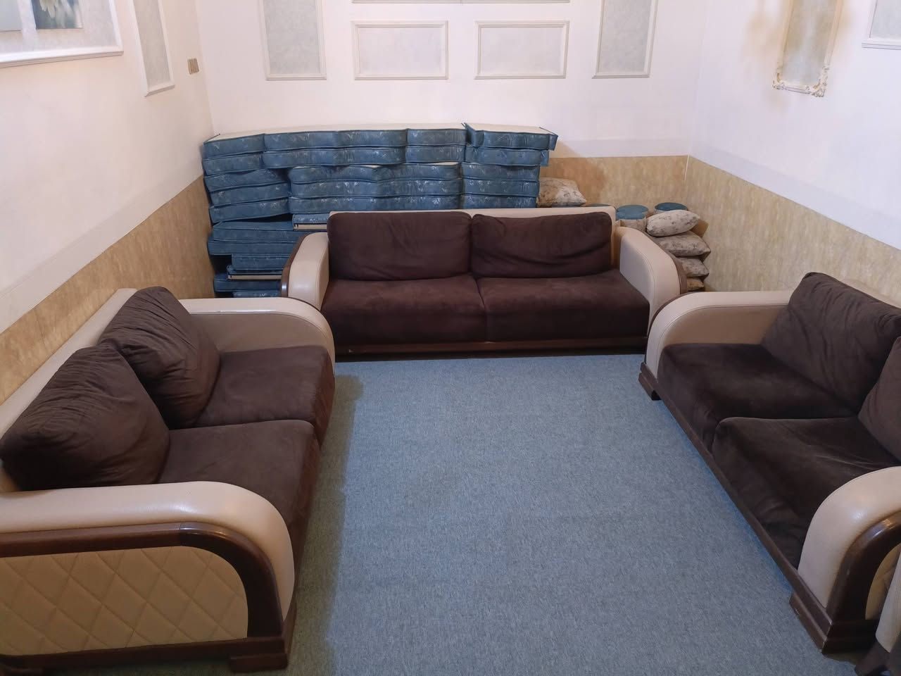 السلام عليكم ، اغراض بيت مستعجل على البيع
١-كاروك كامل مع الدوشك ٦٠الف
٢-منضدة فراش يحتاجلها ترميم ٥٠الف
٣-منضدة طاولة كاملة بدون مضارب ١٢٥الف
٤-معرض شاشة تسكام مال غرفة كاملة  ٧٥الف
تخم ٩ نفرات  قاعدة خشب زان ٣٥٠الف
***********
