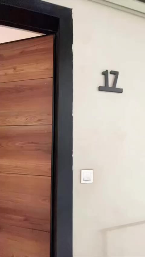 شقه للإيجار مساحة ١٣٢
طابق ٩
وسطيه 
عماره A2
رايدها ب٧٠٠تحتوي على ٣ غرف نوم او صاله او مطبخ او صحيات مجمع السلام السكني. للاستفسار ***********.
