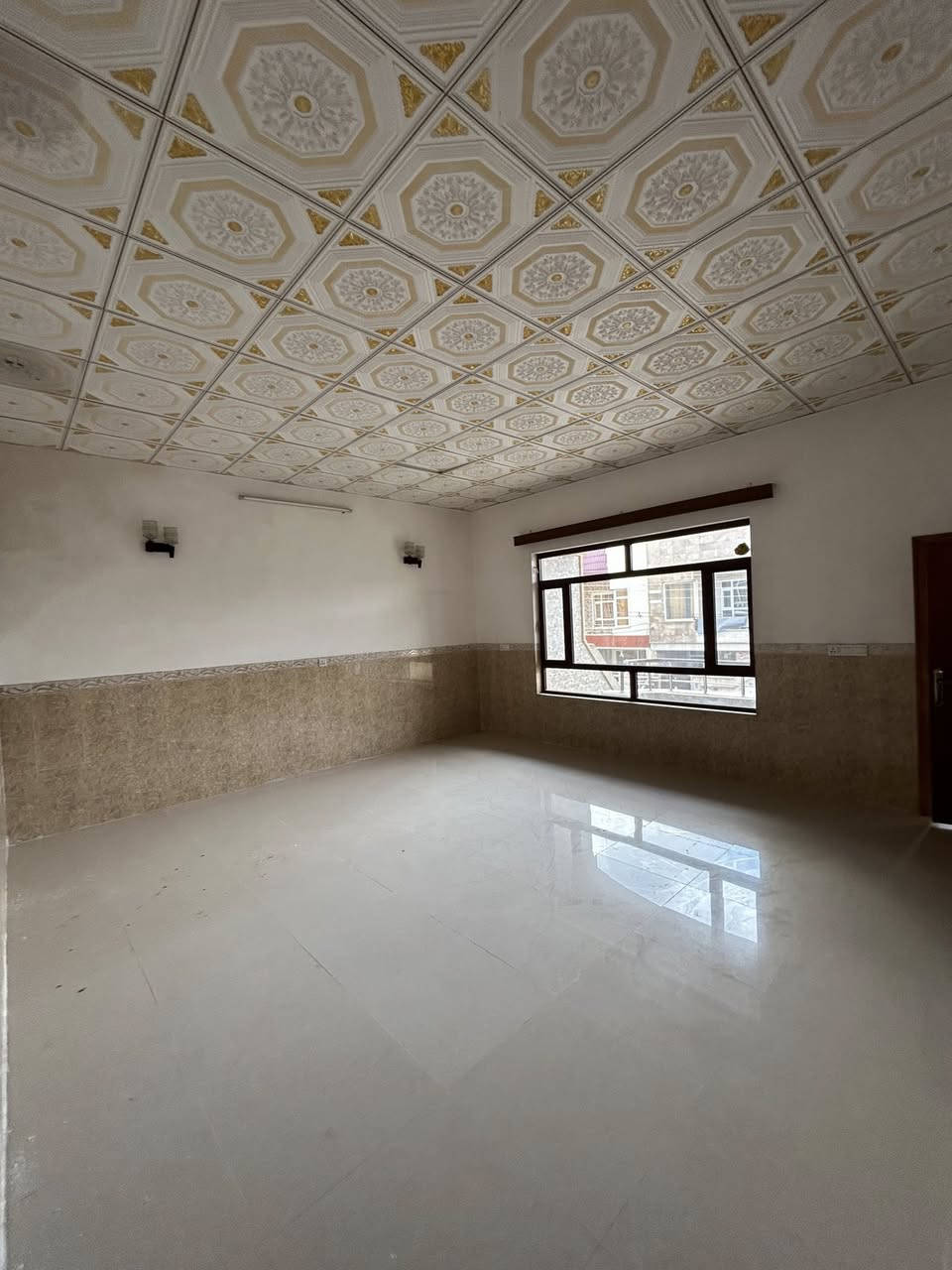 بيت للايجار في منطقة 5 حساروك 
مساحة البيت 125 متر واجه شروق 
قريب كلش على السوك 
3 غرف وصاله+3 حمامات 
بيت جدا نظيف 
للتواصل:*********** واتساب 
***********
