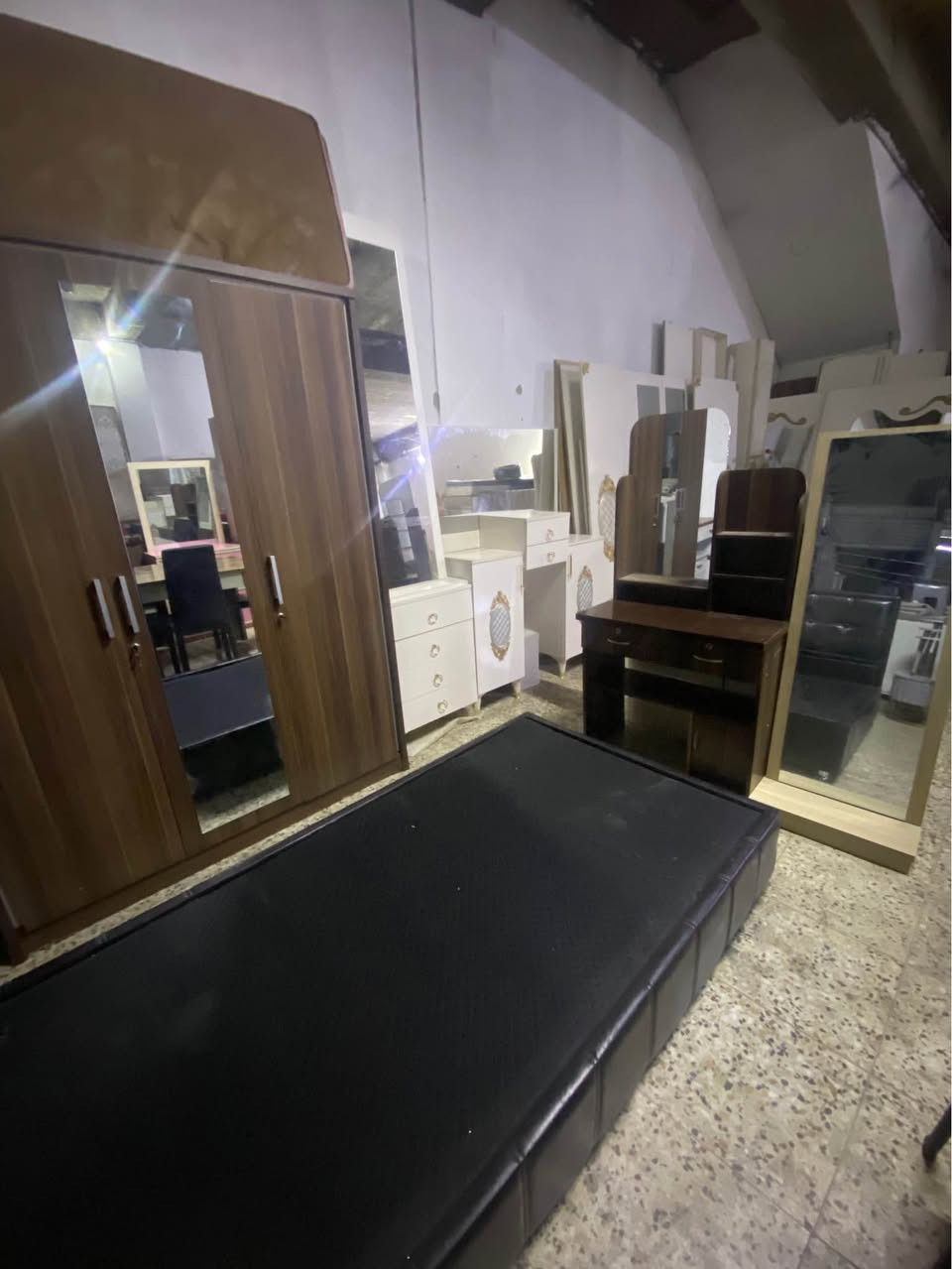 غرفة شبابية قنصور ميزتواليت تختين سعرها فقط ٢٥٠ ألاف عنوان دهوك بروشك ت*********** دهوك, العراق
