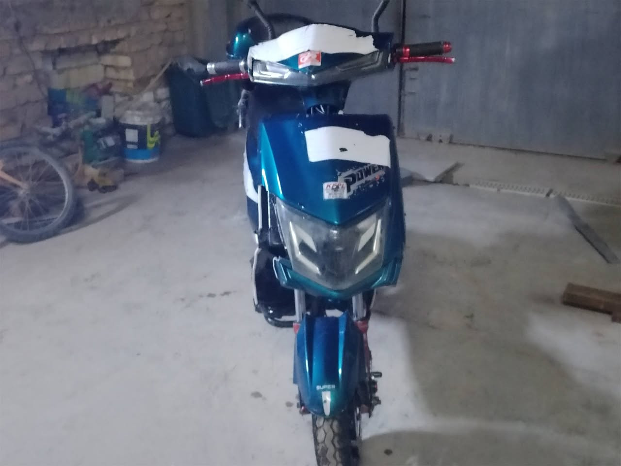 السلام عليكم دراجة كاملة بطاريات نظيفة والباقي كدام عينك السعر  300 الف المكان البلديات رقم ***********
