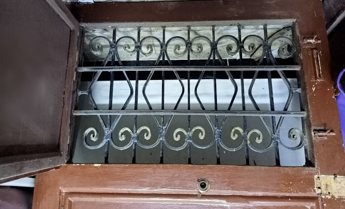 باب شقة تقيل و محمل بشراعة حديد وخشب و الكالون والمفاتيح والحلق الخاص بيه ومتركب فيه عين سحريه جديده


**إذا كنت صاحب هذا الإعلان وتريد حذفه لأي سبب، رجاءا أرسل رسالة إلى الدعم الفني**