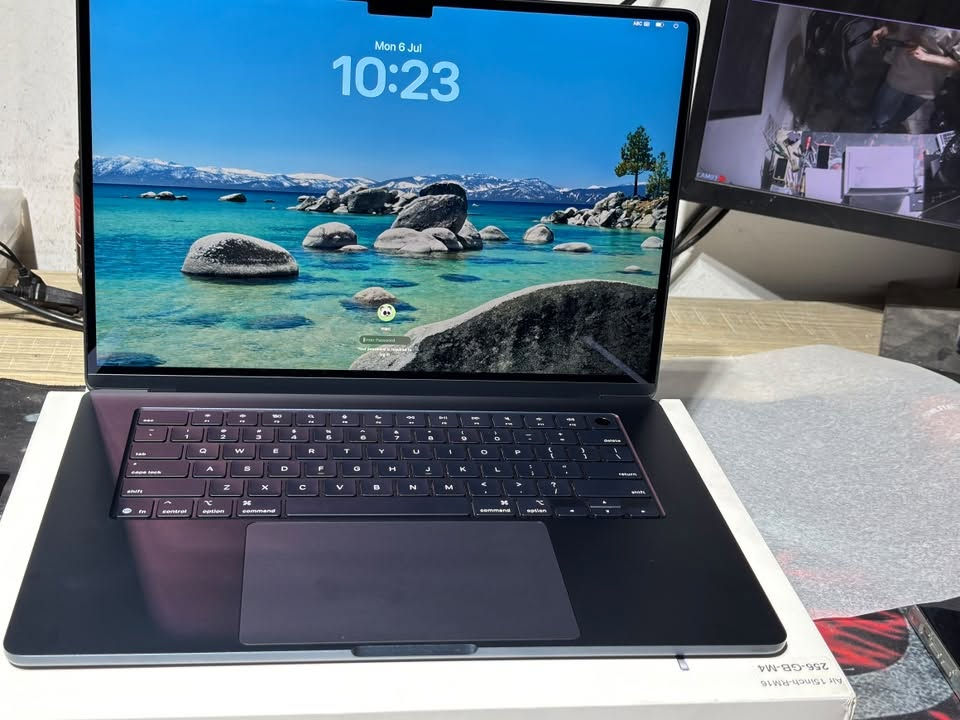 السلام عليكم 

Mac book air 
M4 
16 gb ram
256gb 
15.6 
🔋 100% 
23  شحنة
نقص شحانة فقط والجهاز يشحن على اي شاحنة تايب سي نوعيتهة زينة 

مليون و ٥٥٠ مجال بسيط للشراي  
التواصل على الواتس اب فقط 
***********
