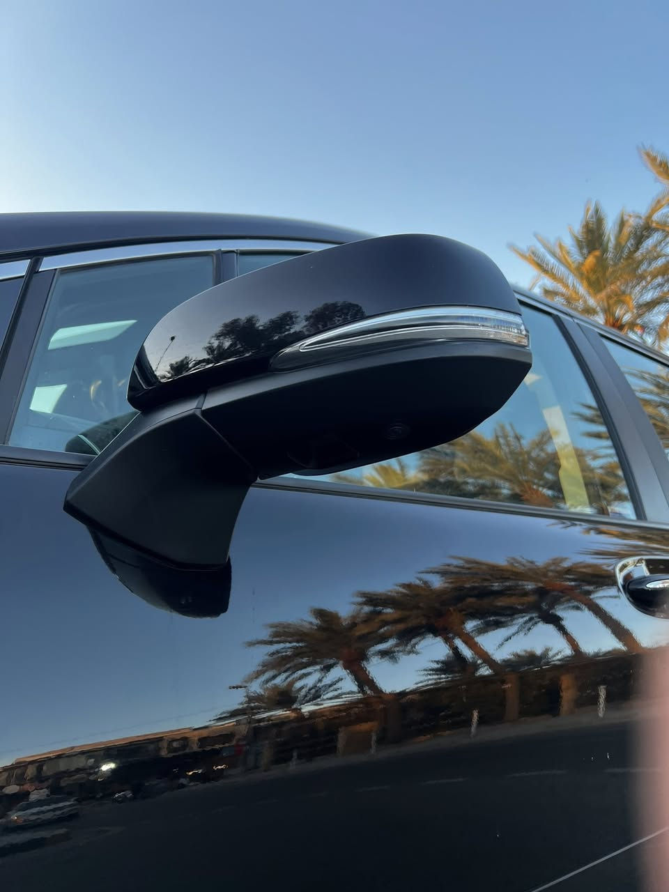 سلام عليكم سينا بلاتينيوم ٢٠٢٤ لون اسود للبيع سياره فقط صبغ باب صندوق فقط  حادث جدا بسيط بحاله الوكاله الداخل القرميدي المميز خمس كامرات شاشه عرض وسطيه سقفيه كراسي VIP ثلاث قطع تبريد كراسي تبريد رقم جميل مميز بسمي من غير ايرباك ماشيه ٢٠٠٠٠ السعر ٣٤٠ ورقه قابل للتفاوض مكان السياره شارع فلسطين للاستفسار ***********
