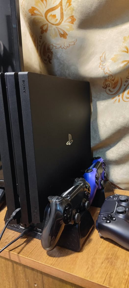 بلي 4 برو واحد تيره ويه 3جوستكات وقاعده بلي وجوستك اثنين مال فور واحد يصير ل4ول 5   معى مراوح مهكر  نظام 12:00  نظافه 100/100 مامفتوح منه برغي سعر 325 
***********
