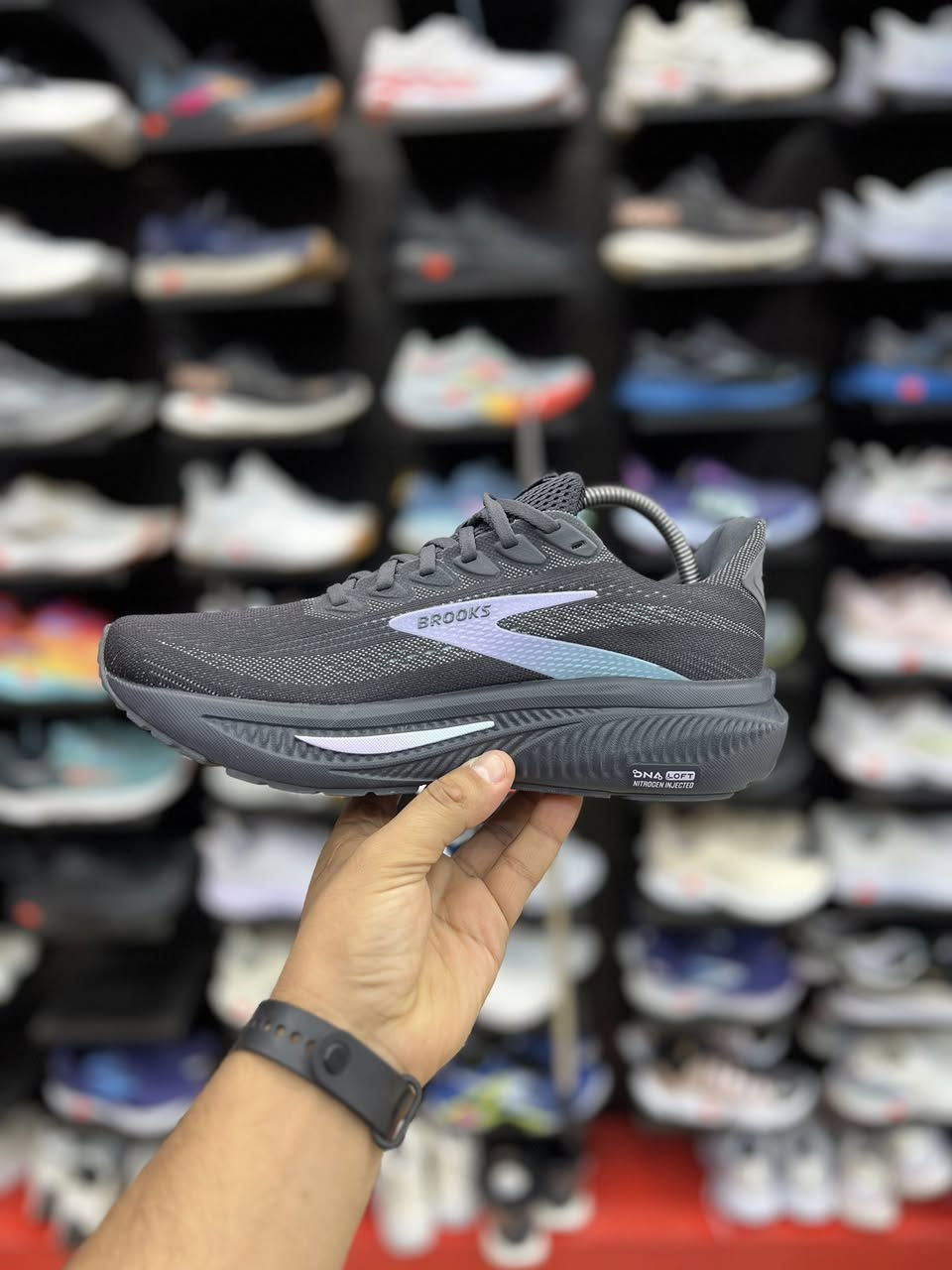 Brooks Ghost 17

نظام تبطين متطور: يحتوي على حشوة DNA LOFT v3 المعززة بالنيتروجين لتوفير نعومة فائقة وخفة في الوزن.
تصميم مريح: تم زيادة سماكة النعل بمقدار 3 ملم في مقدمة القدم و1 ملم في الكعب لامتصاص الصدمات بشكل أفضل مقارنة بالإصدارات السابقة.
تهوية ممتازة: الجزء العلوي مصنوع من الشبك الهوائي المزدوج (Air Mesh) الذي يمنح القدمين الدعم والتهوية اللازمة أثناء الحركة

قياس 42 القدم 27
السعر 95 الف

العنوآن نجف ملحق الروان
*********** واتساب
