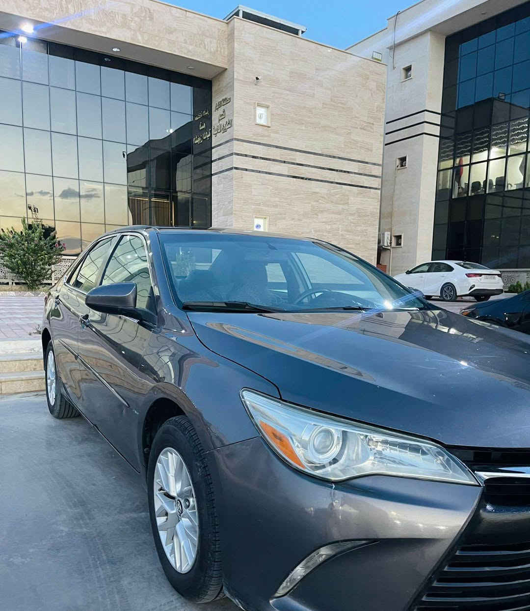 السلام عليكم 

للبيع فقط __ كامري وارد أمريكي 

موديل 2016 __Le

رقم بغداد تحويل مباشر

حادث السياره باب وجاملغ خلفي من امريكا

وهنا صار بيها جاملغ خلفي بدون دواخل والقمارة جارده واني صبغتها

وصور الحادث موجوده وصوره السونار مرفقه وصوره القماره قبل الصبغ مرفقه 

مكينة كفاله وگير كفاله 

السيارة بدون نواقص تخم تاير جديد وادامه كامله عليها

سعر السيارة __130 $  وبيها مجال 

*********** الرمادي, الأنبار
