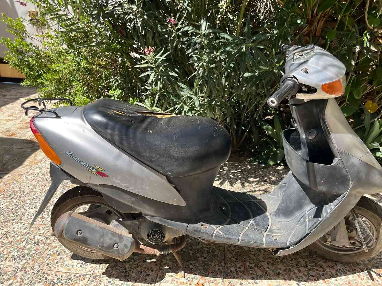 ذبانه سازوكي مسطرة 

الدارجة كلها وكيل وبلاد برغي ما مفتوح بيها 
نكرة سلف 
كهربائيات كاملة شغالة 
معدل بالمشي 
اوراق 
بسعر 275
***********
