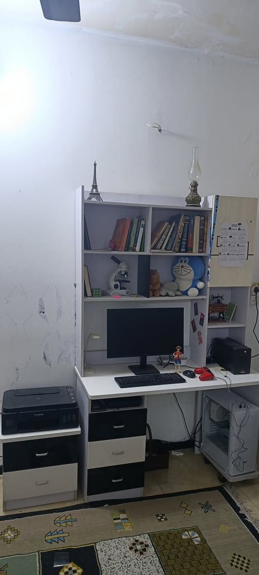 غرفة نوم شبابية من ٨ قطع 
اكو اضرار بسيطة بالكنتور وبميز المراية بسبب سوء النقل اول ما اخذتها 
أما باقي القطع نضيفة وجديدة سعرها ٤٠٠ وبيها مجال 
تواصلو  واتساب ***********
