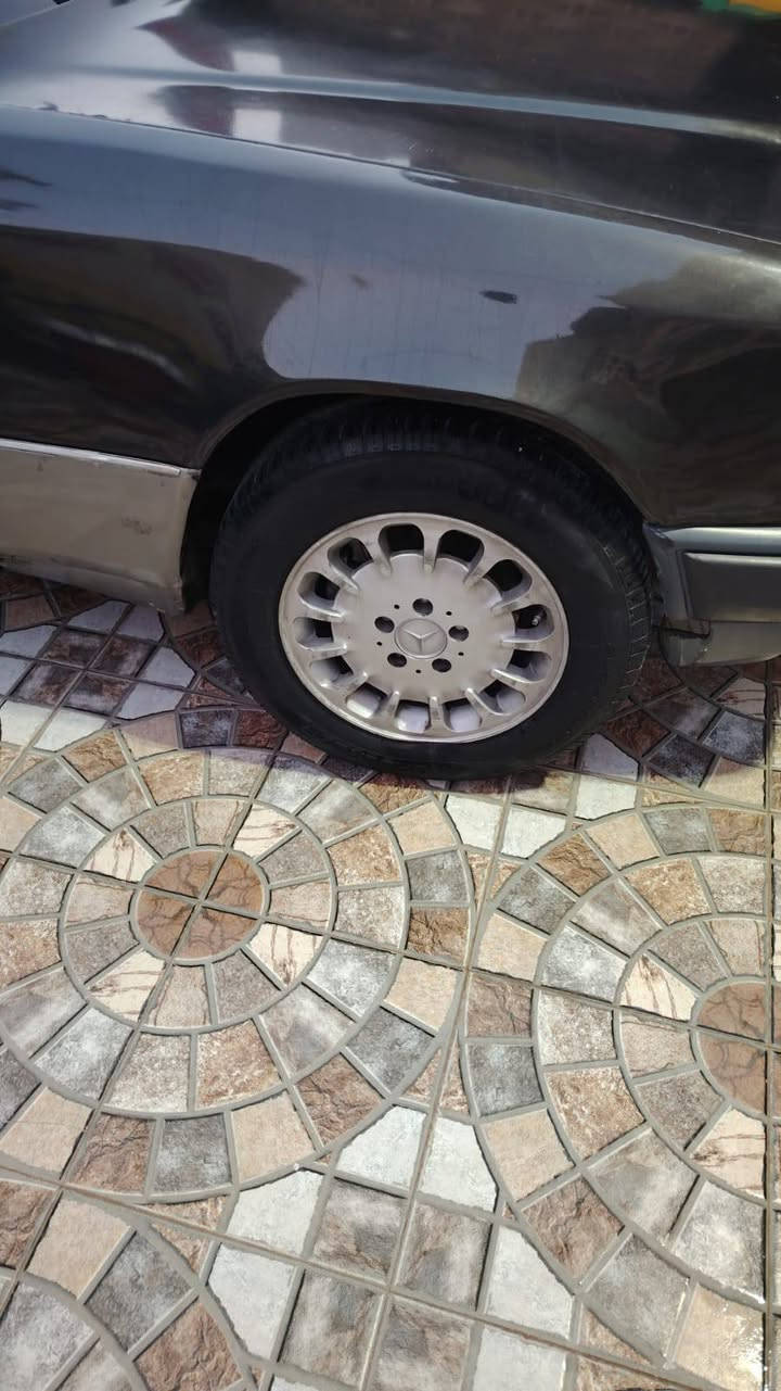 سلام عليكم مارسدس دب مديل 91 سياره كله جديد تخم تاير تبريد كير مكينه حداديه قواعد وحده سليمه وثاني بيه تعمير *********** انتصل اني مكلف بل نشر
