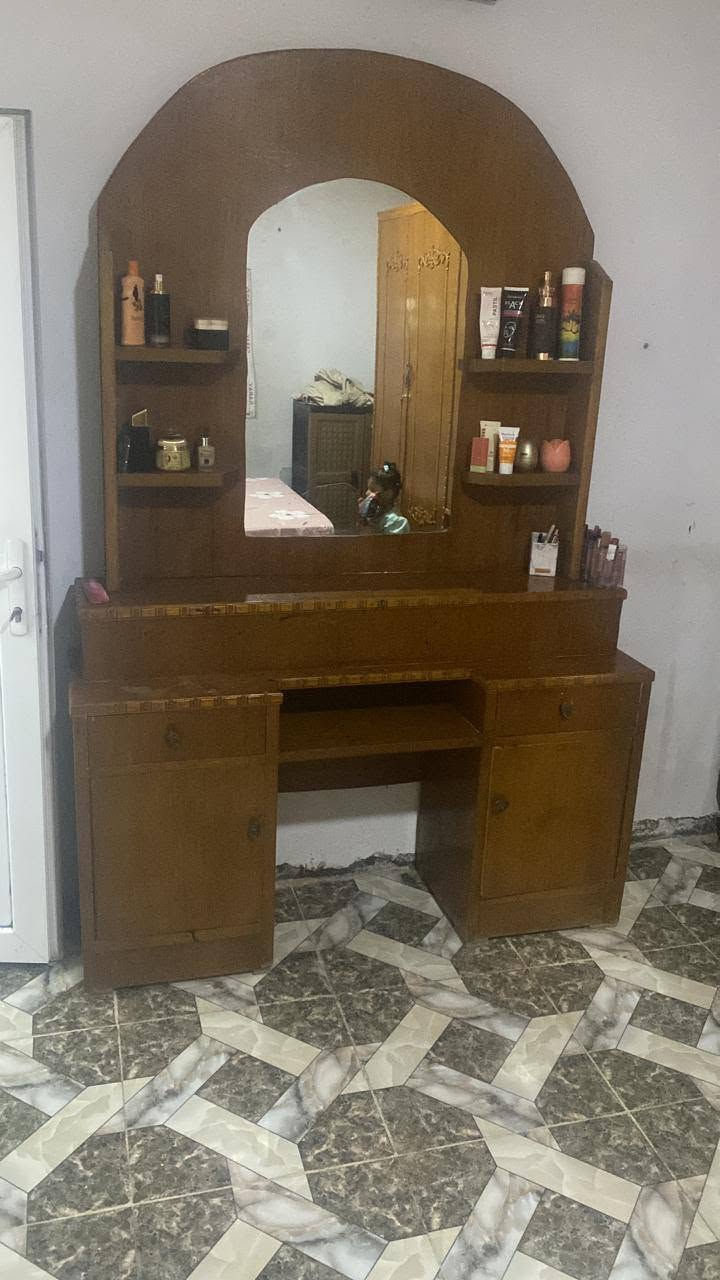 غرفه عراقيه سعرها مناسب مكانها بدياله ست قطع اللي يحب يتواصل وياه على هذا الرقم***********
