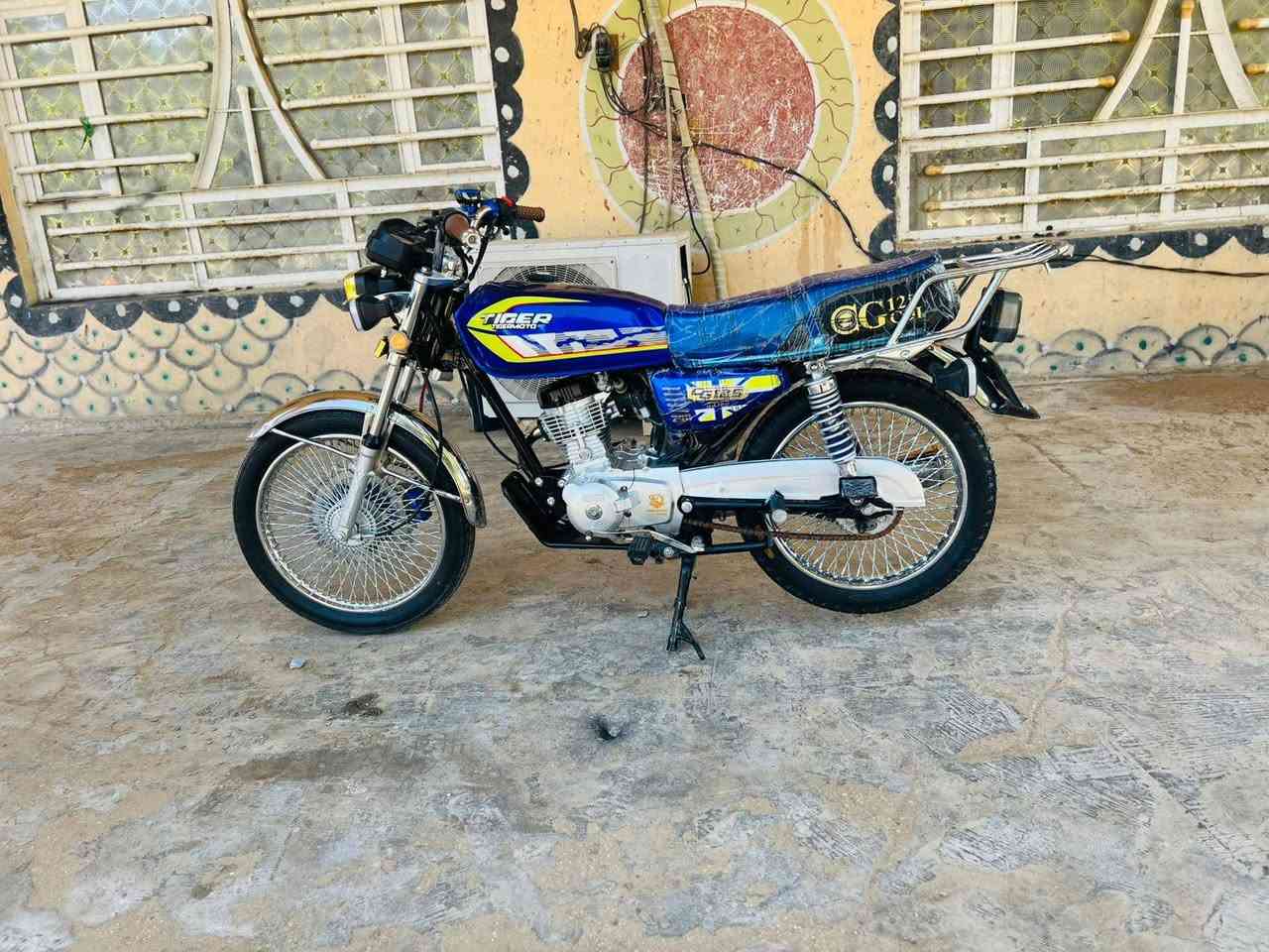 سلام عليكم دراجة تايكر موديل ٢٥ أوراق كامله الدراجه مكفولة كفاله عامه الدراجه جديده وحلو وشرط انضف من الصوره السعر ٧٢٥ وبيهة مجال رقم ***********
