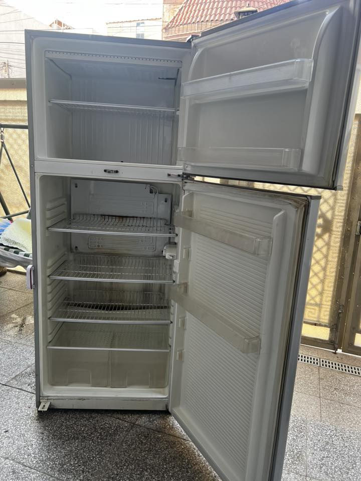 ثلاجه مستعمله للبيع بابتين نضيفه ٢٠ قدم لون سلفر
***********
