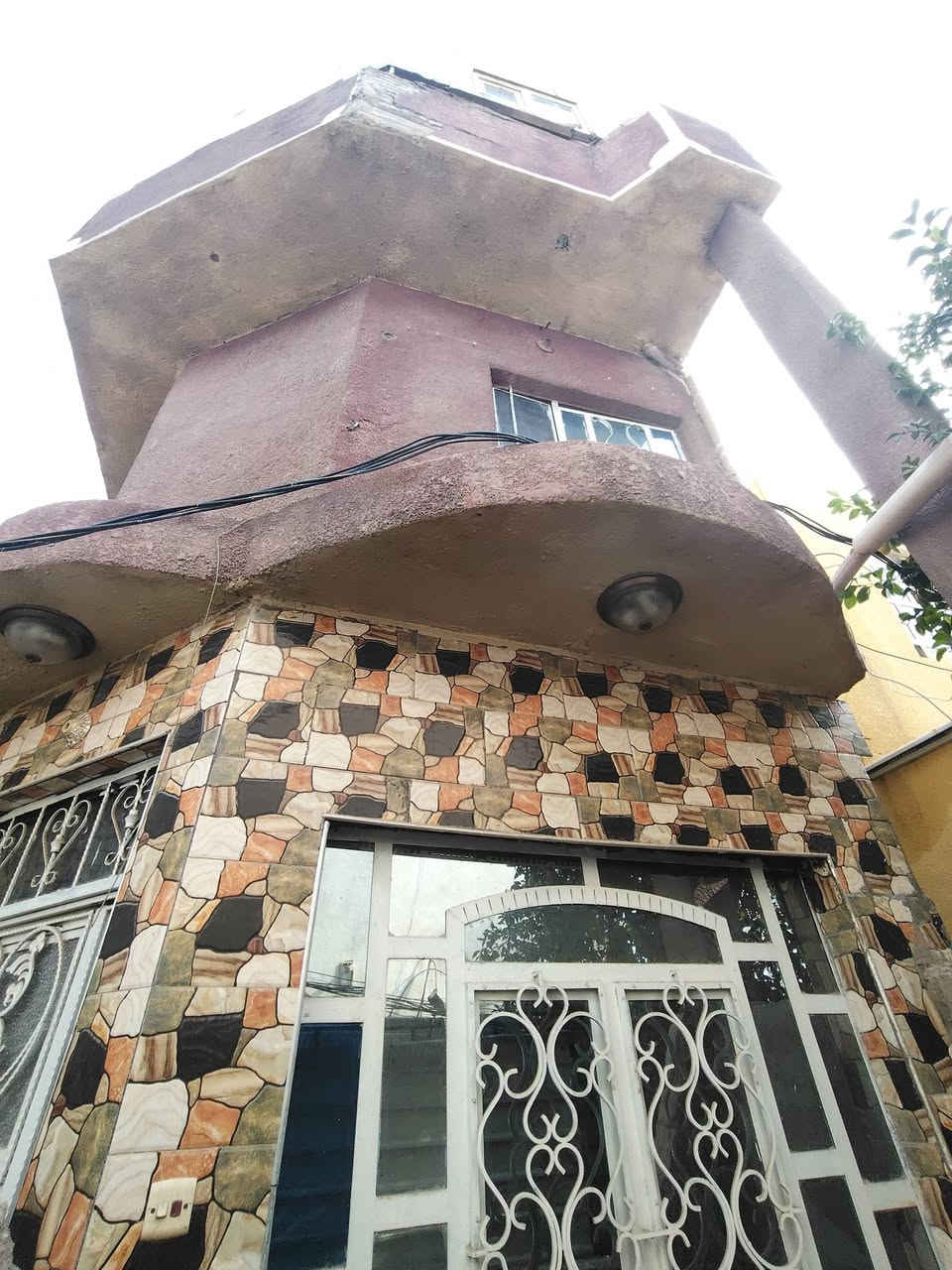 بيت للبيع في الكريعات شارع الكويتي! 🏡 مساحته 80 متر، واجهة 5 ونزال 16 متر. الطابق الأول استقبال ومطبخ وحمام، والثاني غرفتين نوم، والثالث سطحين وبيتونه. الشارع الرئيسي عرضه 10 متر، والدب كله تبليط وخدمات. 🤩 لا تفوتوا الفرصة! ✨ #منزل_للبيع
للاستفسار مراسله الرقم ***********
