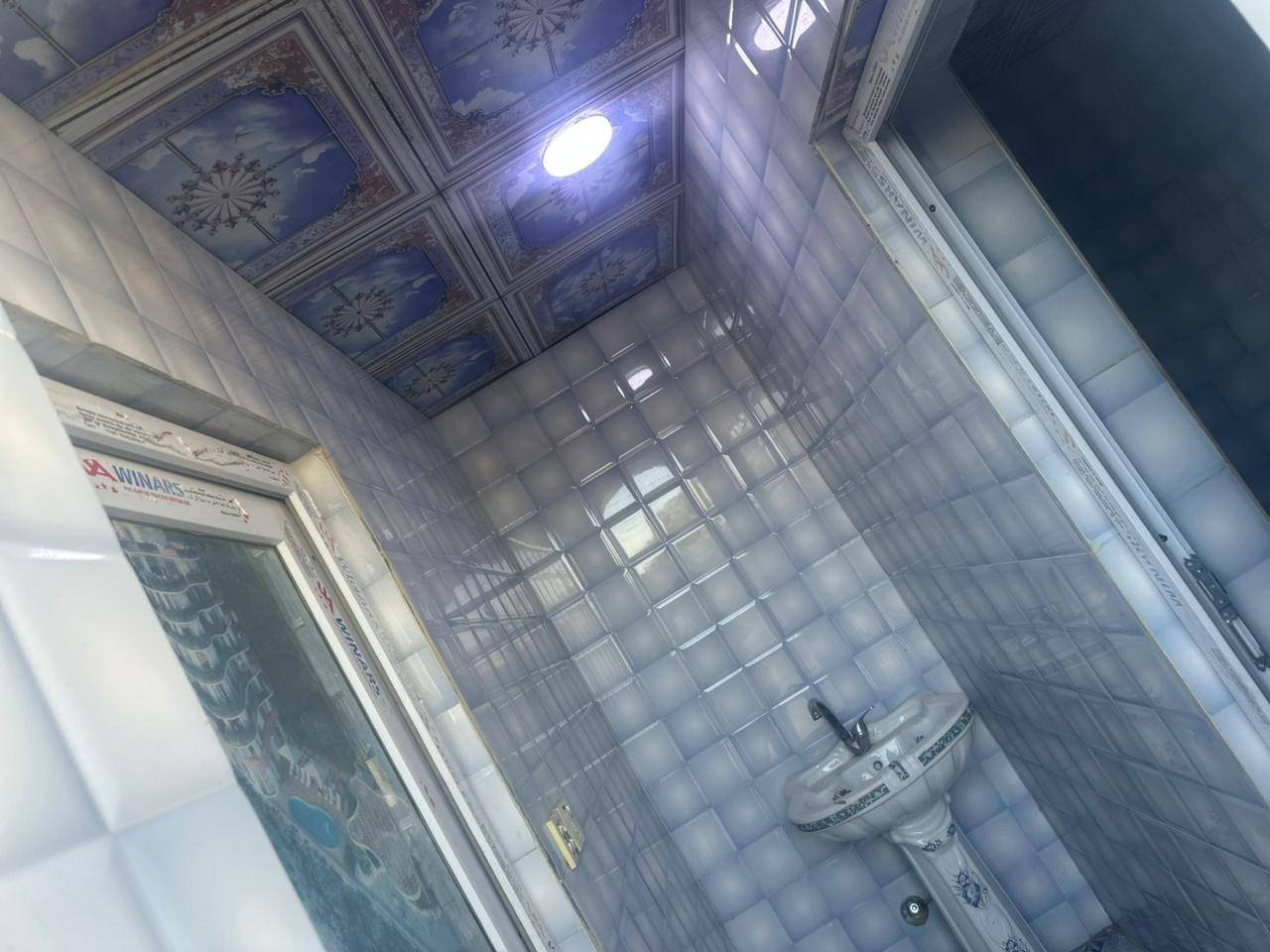 لام عليكم عدي بيت بشارع المطار الجديد وره بانزيخانت ريبال تو 200مربع يبعد عن الشارع العام شي قليل وعن فدك  25متر بي غرفتين وصاله واستقبال ومطبخ وصحيات خارجيه وداخليه اساس تجعيب بناء بلوك سكف اعكاده كاشي سيراميك .... السعر 40 وبي مجال قليل هاذه رقمي*********** وبيك خير وتدلل مكتب الانجم الزاهرة
