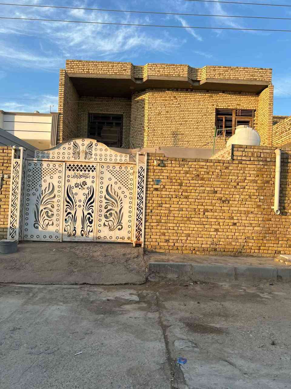 سلام عليكم بيت لبيع في ابو شطيب مساحه ٢٥٠ متر بناء درجه وله قاطين قاط جوه كامل بس لفوك عوزه دواخل  *********** شراي نتصل علا رقم
