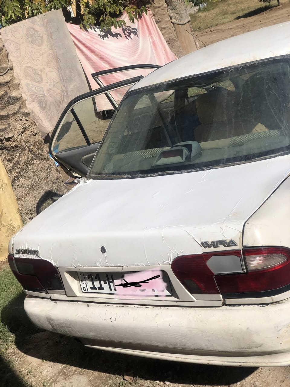 بروتون ٢٠٠٤صنع ماليزي
الكير:اتوماتيك بحاله جيده 
المكينه :بحاله جيده (كابريتر)
تدفئه وتبريد كلشي شغال بس ليك بي تبريد 
الحادث:مكفوله تكم ولغود وشواصي شركه بعده فقط صبغته تعبانه ودعاميات ايضا 
الداخل :جيد جدا 
كهربائيات كله شغاله كيجات 
الرقم بغداد دولي باسمي هزه جديده تحويل مباشر 
المكان ؛كربلاء 
السعر٣٣
للتواصل ***********
