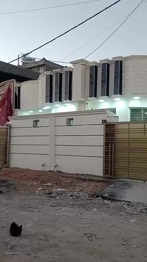 مشتمل للبيع طابق و
نص مساحه ١٢٥ متر شارع ١٠ متر 
غرفتين نوم
صاله بين الغرف
حمامات ومناور
استقبال
ومطبخ
بناء حديث الارضيه سيراميك
منطقة ١٦ الف الفلوجه حي الشهداء السعر ٩٥ مليون مجال 
*********** ///***********
