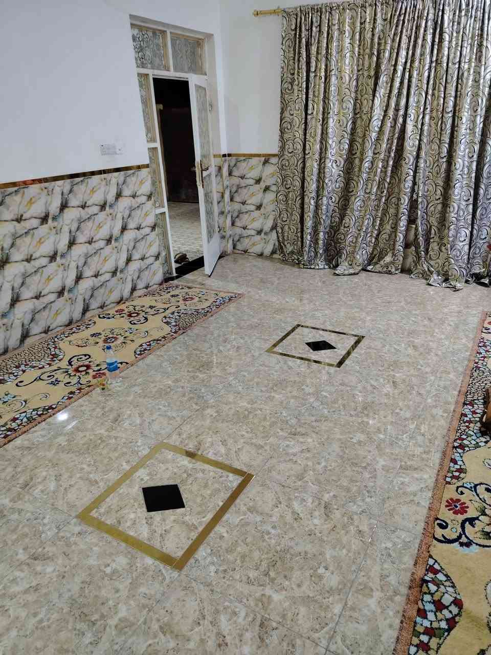 بيت للبيع في حي الجامعه قرب مجمع فدك طابقين 5 غرف نوم الطابق ثاني نقص تشطيب فقط  مطلوب اسكان 10السعر المطلوب  170 معا الاسكان  الاستفسار اتصال ***********
