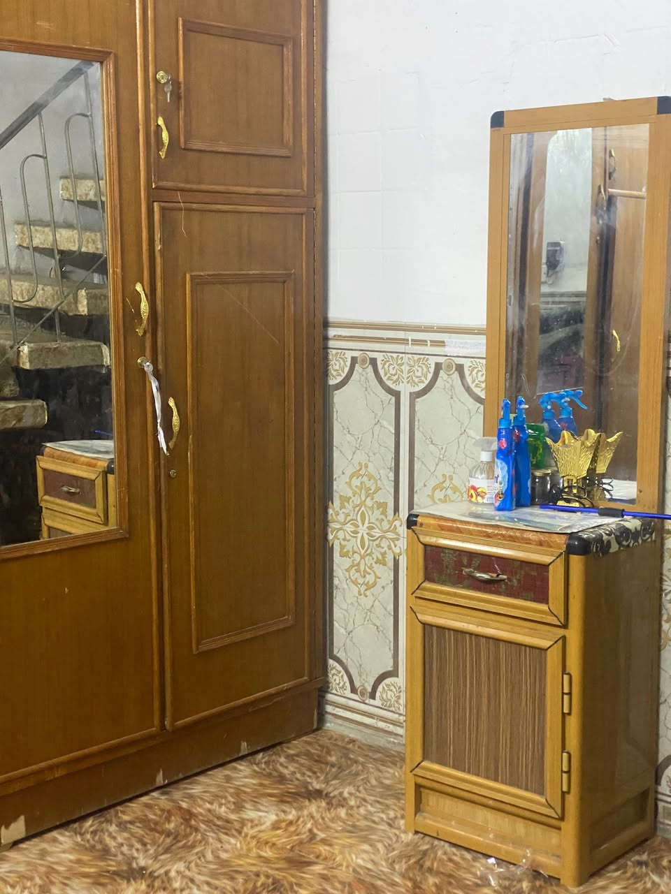 ياالله السلام عليكم غرفه نوم خشب 3 قطع ميز تواليت و جربايه جديده اخذتها قبل شهر جبيره ام نفر ونص  و كنتور 3ابواب بغداد الشعب ***********رقم سعر خاص

