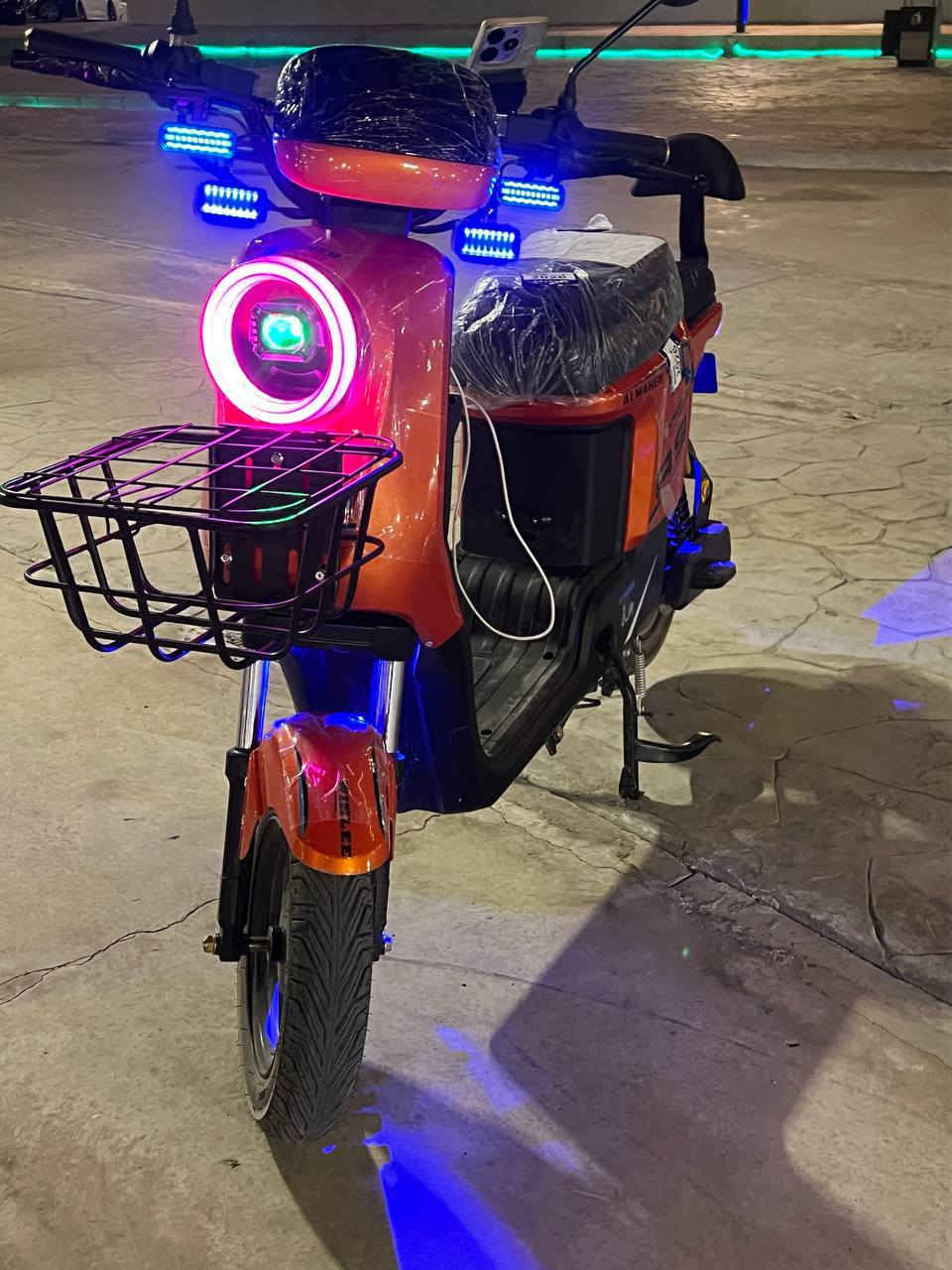 السلام عليكم دراجه للبيع R9 2026
فول مواصفات 

ملف 1500 

اربع نمر سرعتها 109 حقيقي 70 

حساس نضام سرقه تشغيل عن بعد 

نضام باركنك P  ونضام الرجوع للخلف R 

بريكات امامي + خلفي هايدروليك دهن 

دبلات امامي دهن + دبلات خلفيه غاز الاصلي من الشركه 

خمس بطاريات حجم 25 الكبير

ديل اشاره + اربع اشاير اماميه + اناره ليليه + لايتات زنون عالي ناصي 

لون مميز 

الدراجه جديده صارلها يمي سبوعين جديده بمعنا الكلمه 

وانطي بيها ضمان بل بطاريات خاف اكو ناس تكول تعبانات او منفوخات اني انطيك ضمان بل بطاريات شهر كامل وين متريد تفحص روح افحص 

السعر 600 وبيها مجال للطيبين 

الرقم *********** بي واتساب وبيكم خير وتدللون
