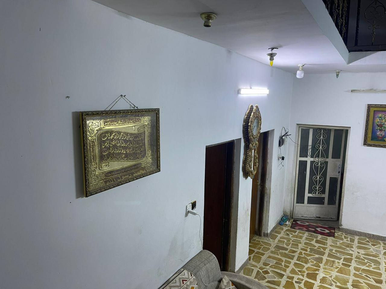 #عرض_للـبـيـع
دار سكن للبيع مساحته (200 م) واجه (10 م * 20 م) طابقين بناء حديث سنة 2014 
الطابق الارضي بناء طابوق 🧱 يحتوي على أستقبال ومطبخ وهول كبير وعلى غرفتين نوم وصحيات داخليه وخارجيه وكراج سياره وارضيه البيت مطبك كاشي
الطابق الثاني يحتوي على ثلاث غرف نوم وصحيات والارضيه سيراميك 
السعر : 185 مليون وبيه مجال
العنوان : بغداد-أبو غريب-النصروالسلام-قرب دائره الكهرباء 
للأستفسار أكثر يرجى الاتصال على الارقام التاليه :
***********
***********
