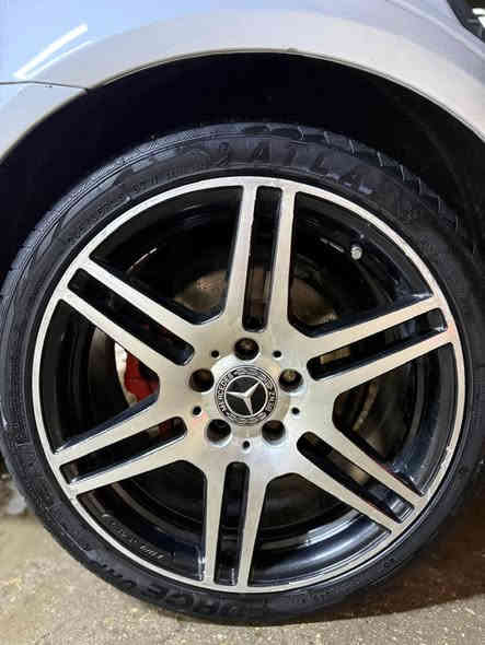 السلام عليكم
للبيع فقط …!
السعر / 15.000 $ ( 150 ورقة 💵 )
E200 

الموديل 2011
E Class 212
حجم المحرك 2.0 
تك تيوربو
ممشى السيارة / 173 الف كيلوا
اللون / سلڤر
الداخل / مخمل رصاصي طوخ + جلد اسود 
المقاعد / كهرباء ⚡️ 
ليد داخلي مع بطاين أبواب
تحكم ستيرن 
مرايا كهرباء ( شفط ريمونت مع جوزة داخلية ) 
حساس ( أمامي / خلفي ) 
طخم تاير مع ويل كب حجم ١٧ جديد
ريمونت شغال لكل السيارة
فتحة سقف كهرباء ⚡️ جام أسود 
 لايت ترحيب  ( زنون عالي / ناصي )
برادي أبواب عدد ٢ خلفي فقط 
بدون سيرفيس 
بدون أي مسج بداخل دشبور العدادات 
گير طرح 
الاضرار / ابواب ( سائق + خلف السائق 
صبغ من تحت الابواب فقط ) 
و بارد ( گصة البنيد ربع متر فقط )
و الباقي كفالة عامة 
و السونار موجود مع صور السيارة 
منشأ السيارة / ألمانيا 🇩🇪 
الوارد /خليجي  🇦🇪  🇶🇦  🇰🇼 🇴🇲 🇧🇭 🇸🇦 
للاستفسار على رقم التلفون 
واتس آپ او مباشر ***********
