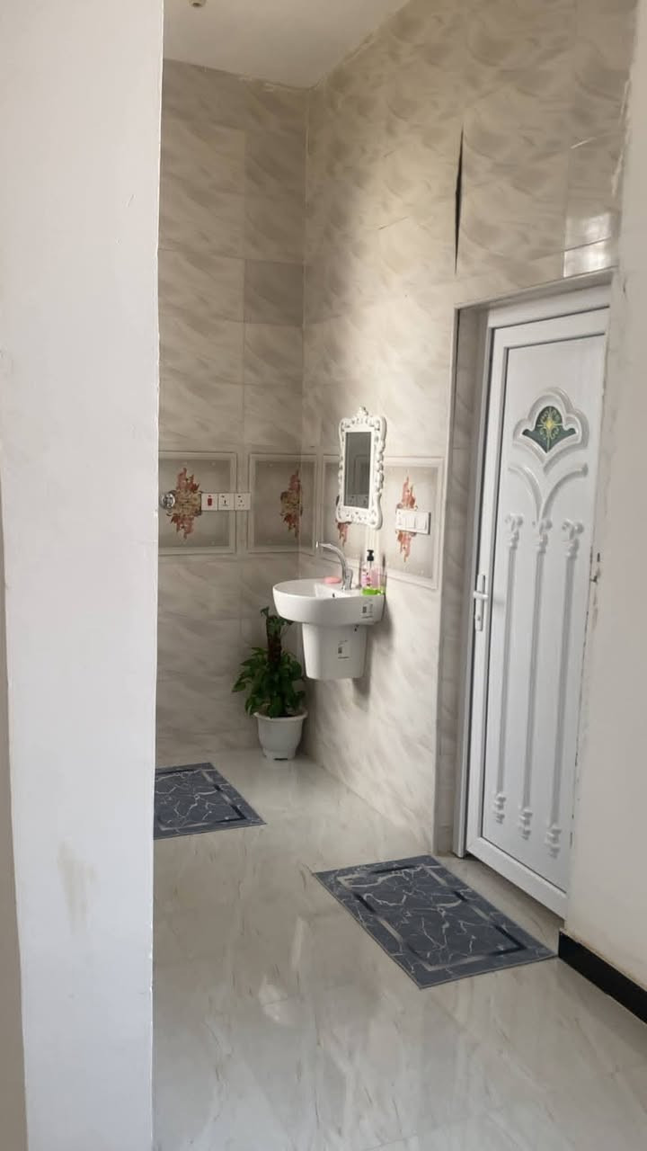 السلام عليكم بيت للبيع
المنطقه / ام هليل الاولى 

رقم القطعه / 1036/1

المساحه 200 م

بناء طابقين متشابهات

بناء حديث 2024

الصور والخريطه بالمنشور 

مطلوب اسكان 

السعر اكتب تم وادزلك السعر خاص   

***********
الشراي يدخل خاص
