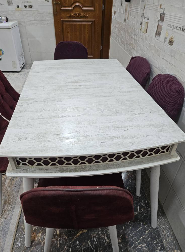 ميز طعام السعر ب١٥٠ الف وبي مجال نظيف جدا مابي اي ضرر ***********
