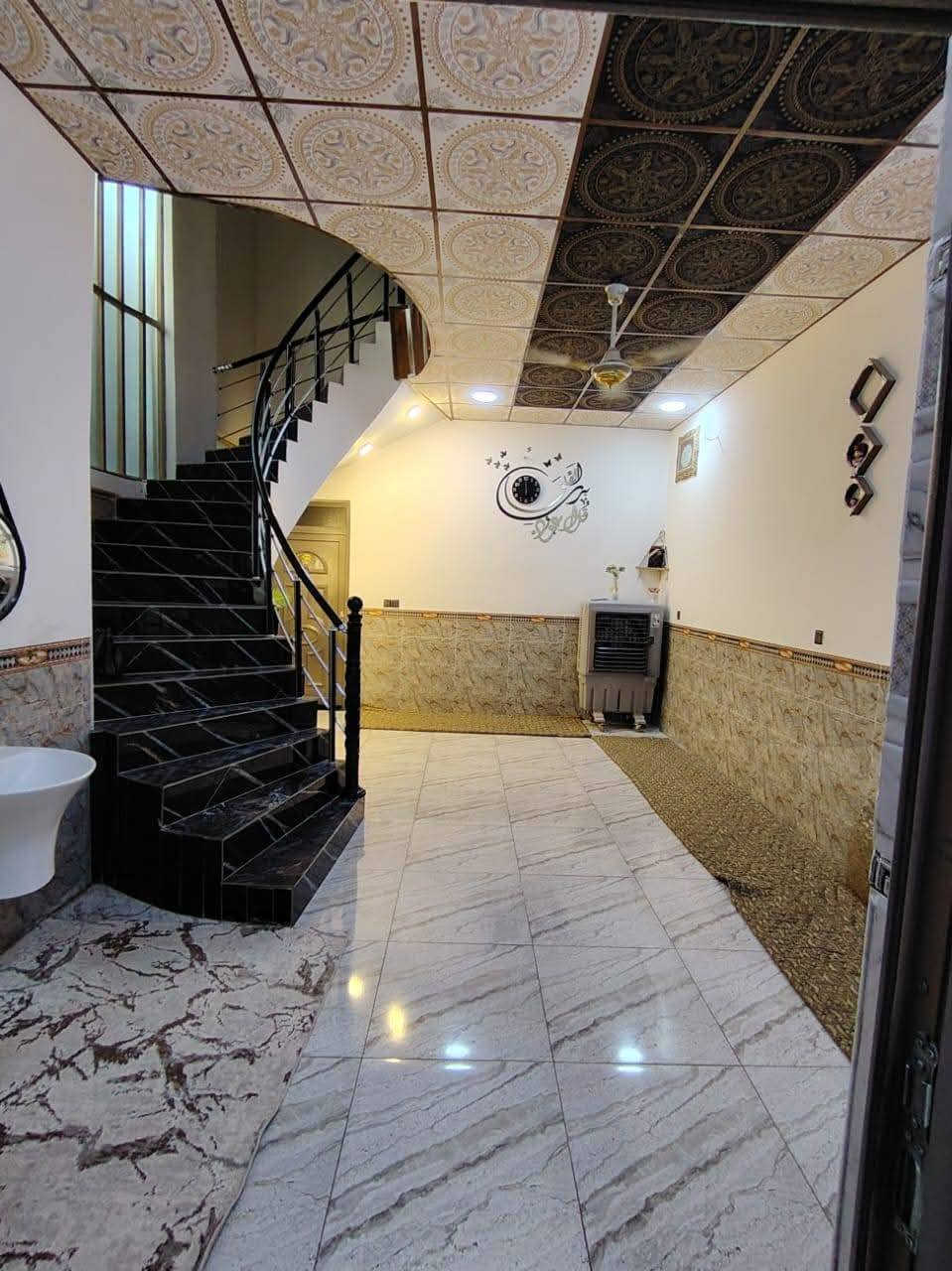 مشتمل البيع حي جبيريه الأولى خلف مطعم المندي المساحه ١٢٥م طابقين ٣غرف وصاله ومطبخ ستقبال كراج صحيات سنه البناء ٢٠٢٤ للستفسار ***********
