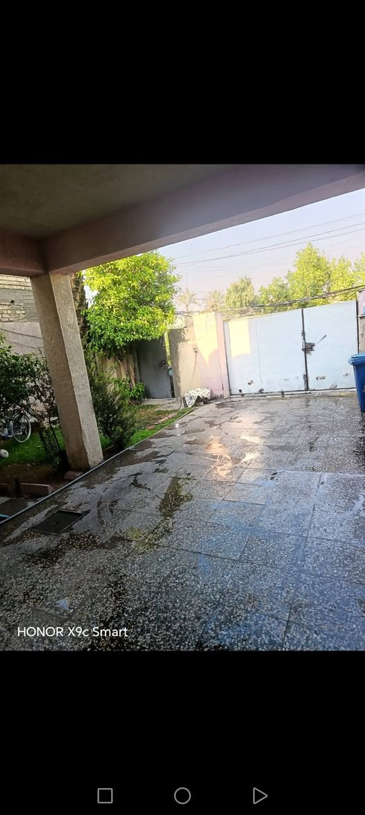 السلام عليكم دار للبيع مساحة 240متر يحتوي على 4غرفة نوم وصالةومطبخ وخدمات وكراج  بيت نظيف ارضية مرمر موقع ممتاز ظباط شهداء بياع خلف مدرسة الاماني الاستفسار على هذا الرقم ***********
