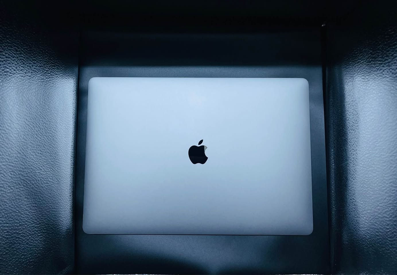 MacBook Pro 32GB 2019 16
ماك بوك برو ١٦ بوصة ٢٠١٩
المواصفات:-
-حجم الشاشة: 16 بوصة
-المعالج: Intel Core i7
CPU: Intel Core i7‑9 8‑core -
GPU: AMD Radeon Pro 4GB- 
-الذاكرة العشوائية: 32GB RAM
-التخزين: 512GB SSD
-الحالة: ممتاز جداً
-عدد دورات البطارية: 172 دورة
-يأتي مع هدية حقيبه حافظه 
-هديه كڤر حمايه مع لاصقه شاشه وجلاتين حمايه للوحة المفاتيح 

السعر: 985,000 د.ع 

التوصيل: مجاني إلى جميع المحافظات، مع إمكانية فحص الجهاز عند الاستلام قبل الدفع.

للطلب أو الاستفسار:-
إرسال رسالة أو الاتصال على :
‎              0770 5266 000 / واتساب 

للمزيد تابعونا على إنستغرام: 
amwaj.macstore بغداد, العراق
