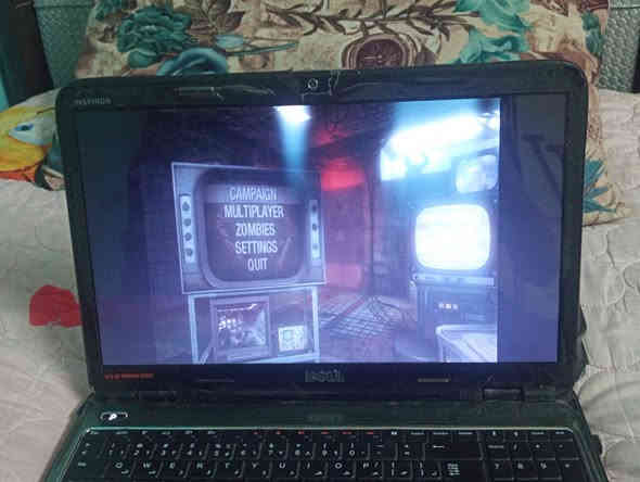 سلام عليكم 
لابتوب Dell 
وندوز 10برو 
هارد HDD
ذاكره 300
رام 4G
بيها لعبه بلاك اوبس 1
سعر 100 قفل تواصل رقم واتساب ***********
