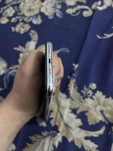 السلام عليكم للبيع ايفون ١١ برو ماكس ذاكره ٢٥٦ مبذل شاشه وبطاريه جديدات ونوعيات زينه وشاشته إلا صليه هم موجوده بيه نقطه بيضه الجهاز كلش حلو ونضيف  السعر كامل ويا شاشه اصليه ب ٣٤٠ الف مكاني بغداد ناحيه الرشيد رقمي بي واتساب ***********
