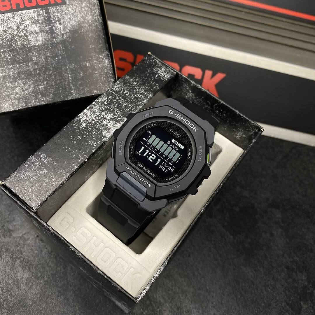 كاسيو G-Shock G-SQUAD GBD-300 
ساعة رياضية متينة مصممة لدعم المستخدمين النشطين والرياضيين، وتتميز بتصميم أنحف مقارنة بالموديلات التقليدية من نفس الفئة. 

اهم مواصفات الساعة الفنية والرياضية:

•المواصفات الأساسية والهيكل

•الأبعاد والوزن: تبلغ أبعاد الهيكل \(48.9 \times 47.4 \times 14.9\) ملم، وتزن حوالي 60 غراماً.

•المواد: الهيكل والإطار والحزام مصنوعة من الراتينج الحيوي (Bio-based resin) الصديق للبيئة.

•المتانة: مقاومة فائقة للصدمات ومقاومة للماء حتى عمق 200 متر (20 بار).

•الشاشة: شاشة من نوع MIP LCD (Memory-in-Pixel) عالية التباين والوضوح، مع إضاءة LED قوية (Super Illuminator) تعمل تلقائياً عند إمالة المعصم.

•الميزات الرياضية والذكية

•تتبع اللياقة: مزودة بمقياس تسارع لقياس الخطوات، المسافة، السرعة، الوتيرة، والسعرات الحرارية المحروقة.

•وظيفة نظام تحديد المواقع (GPS): يمكن للساعة استخدام GPS الهاتف الذكي المقترن لتحسين دقة قياسات المسافة.

•الاتصال بالهاتف: تدعم تقنية البلوتوث للربط مع تطبيق (G-SHOCK MOVE) لمزامنة الوقت تلقائياً، وتلقي إشعارات المكالمات، والرسائل، وتطبيقات التواصل الاجتماعي.

•وظائف التدريب: تشمل سجل تدريب يحفظ حتى 100 جولة جري، ميزة الدورات التلقائية (Auto Lap)، والإيقاف التلقائي.

•البطارية والوظائف الإضافية

•عمر البطارية: تعمل ببطارية من نوع CR2032 تدوم لحوالي سنتين.

•التوقيت العالمي: تدعم 38 مدينة (38 منطقة زمنية) مع خاصية التوقيت الصيفي التلقائي.

•ميزات أخرى: 4 منبهات يومية مع خاصية الغفوة، مؤقت عد تنازلي، ساعة إيقاف، ووظيفة الاهتزاز للتنبيهات.


**إذا كنت صاحب هذا الإعلان وتريد حذفه لأي سبب، رجاءا أرسل رسالة إلى الدعم الفني**